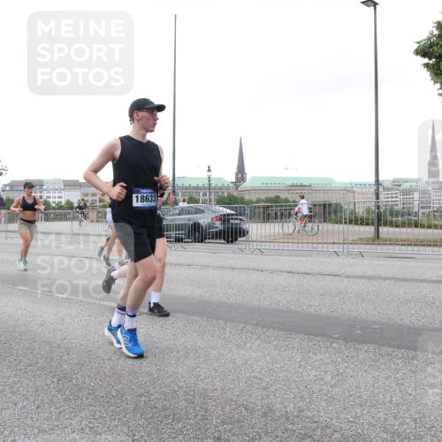 29.06.2025 - hella hamburg halbmarathon Lena Gebhardt http://msf.ph/oto/8420788 29.06.2025 10:52:29 Lombardsbrücke 10634, 18633, 1369, 1826, 1978, 2362, 2420, 2528, 2983, 3038, 3140, 3227, 3645, 4087, 4273, 4436, 4591, 4815, 5062, 5262, 5360, 6386, 6403, 6404, 6406, 6456, 6671, 6985, 7511, 7690, 7691, 7735, 7812, 8194, 8196, 8250, 8251, 8641, 9068, 9070, 9103, 9368, 9460, 9730, 9731, 10080, 10296, 10342, 10392, 10600, 10634, 10673, 10879, 10884, 10928, 11084, 11126, 11127, 11297, 11375, 11736, 11899, 11974, 12546, 12558, 12994 meine-sportfotos.de