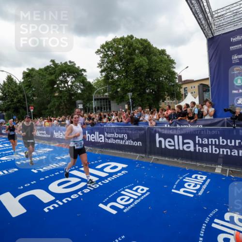 29.06.2025 - hella hamburg halbmarathon Zöllner http://msf.ph/oto/8420789 29.06.2025 10:53:23 Ziel 1683, 1727, 2074, 2354, 4065, 6942, 7312, 8651, 9142, 11844, 12490, 12875, 15179, 15681, 15838, 18134, 18901 meine-sportfotos.de