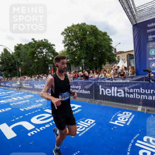 29.06.2025 - hella hamburg halbmarathon Zöllner http://msf.ph/oto/8420798 29.06.2025 10:31:26 Ziel 3955, 14548, 19118 meine-sportfotos.de