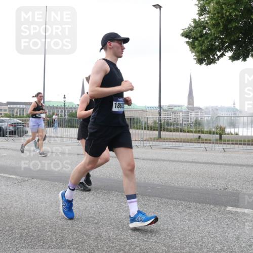 29.06.2025 - hella hamburg halbmarathon Lena Gebhardt http://msf.ph/oto/8420808 29.06.2025 10:52:29 Lombardsbrücke 18633, 1369, 1826, 1978, 2362, 2420, 2528, 2983, 3038, 3140, 3227, 3645, 4087, 4273, 4436, 4591, 4815, 5062, 5262, 5360, 6386, 6403, 6404, 6406, 6456, 6671, 6985, 7511, 7690, 7691, 7735, 7812, 8194, 8196, 8250, 8251, 8641, 9068, 9070, 9103, 9368, 9460, 9730, 9731, 10080, 10296, 10342, 10392, 10600, 10634, 10673, 10879, 10884, 10928, 11084, 11126, 11127, 11297, 11375, 11736, 11899, 11974, 12546, 12558, 12994 meine-sportfotos.de