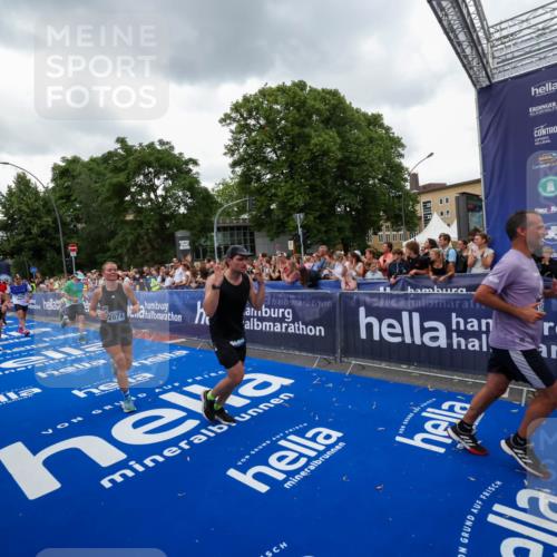 29.06.2025 - hella hamburg halbmarathon Zöllner http://msf.ph/oto/8420825 29.06.2025 10:53:24 Ziel 1683, 1727, 2074, 2354, 4065, 6198, 6942, 7312, 8651, 9142, 11844, 12490, 13997, 15179, 15681, 15838, 18134, 18901 meine-sportfotos.de