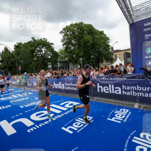 29.06.2025 - hella hamburg halbmarathon Zöllner http://msf.ph/oto/8420836 29.06.2025 10:53:24 Ziel 1683, 1727, 2074, 2354, 4065, 6198, 6942, 7312, 8651, 9142, 11844, 12490, 13997, 15179, 15681, 15838, 18134, 18901 meine-sportfotos.de