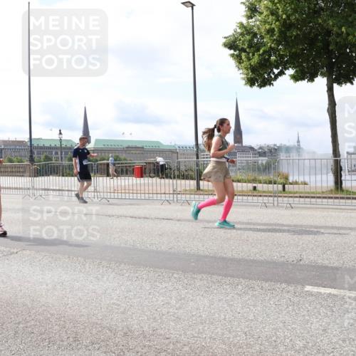 29.06.2025 - hella hamburg halbmarathon Lena Gebhardt http://msf.ph/oto/8420838 29.06.2025 10:18:27 Lombardsbrücke 909, 1159, 1160, 1234, 1268, 1325, 1554, 1820, 1982, 2087, 2147, 2335, 2634, 2703, 2931, 3125, 3202, 3321, 3482, 3529, 3977, 4123, 4383, 4710, 4738, 4802, 4804, 5049, 5909, 5910, 6270, 6332, 6533, 7094, 7160, 7214, 7454, 7641, 7649, 7838, 7882, 7883, 8067, 8248, 8341, 8665, 9222, 9276, 9505, 9539, 9586, 9658, 9717, 9748, 9834, 9844, 10172, 10332, 10502, 10659, 10687, 10908, 12498, 12541, 12548, 12552, 12703, 13341 meine-sportfotos.de
