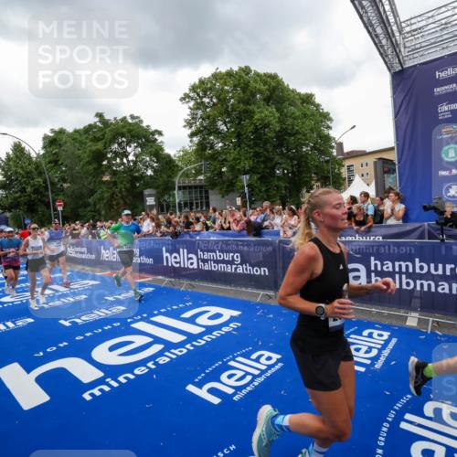 29.06.2025 - hella hamburg halbmarathon Zöllner http://msf.ph/oto/8420851 29.06.2025 10:53:25 Ziel 1683, 1727, 2074, 2354, 4065, 6198, 6629, 6942, 7312, 8651, 11844, 12490, 13997, 15681, 15838, 18134, 18901 meine-sportfotos.de