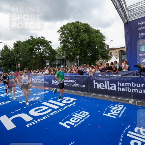 29.06.2025 - hella hamburg halbmarathon Zöllner http://msf.ph/oto/8420874 29.06.2025 10:53:26 Ziel 1683, 1727, 2074, 2354, 4065, 6198, 6629, 6942, 7312, 8651, 11844, 12490, 13997, 15681, 15838, 18134, 18901 meine-sportfotos.de