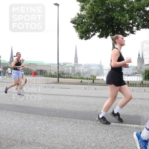 29.06.2025 - hella hamburg halbmarathon Lena Gebhardt http://msf.ph/oto/8420877 29.06.2025 10:52:30 Lombardsbrücke 1369, 1826, 1978, 2362, 2420, 2528, 2983, 3038, 3140, 3227, 3645, 4087, 4273, 4436, 4591, 4815, 5262, 5360, 6386, 6403, 6404, 6406, 6456, 6671, 6985, 7032, 7511, 7690, 7691, 7735, 7812, 8194, 8196, 8250, 8251, 8641, 9068, 9070, 9103, 9368, 9730, 9731, 10080, 10296, 10342, 10392, 10600, 10634, 10879, 10884, 10928, 11084, 11126, 11127, 11297, 11375, 11736, 11899, 11974, 12546, 12558, 12994 meine-sportfotos.de