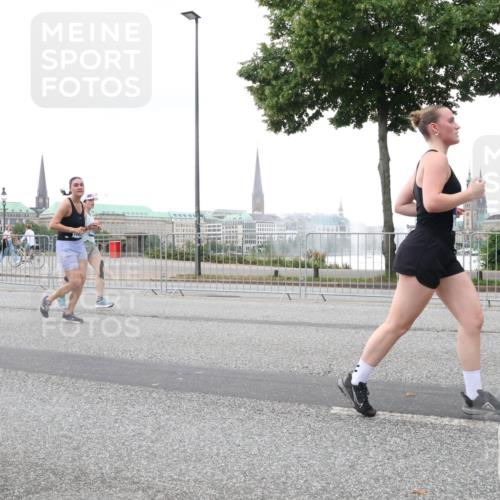 29.06.2025 - hella hamburg halbmarathon Lena Gebhardt http://msf.ph/oto/8420894 29.06.2025 10:52:30 Lombardsbrücke 1369, 1826, 1978, 2362, 2420, 2528, 2983, 3038, 3140, 3227, 3645, 4087, 4273, 4436, 4591, 4815, 5262, 5360, 6386, 6403, 6404, 6406, 6456, 6671, 6985, 7032, 7511, 7690, 7691, 7735, 7812, 8194, 8196, 8250, 8251, 8641, 9068, 9070, 9103, 9368, 9730, 9731, 10080, 10296, 10342, 10392, 10600, 10634, 10879, 10884, 10928, 11084, 11126, 11127, 11297, 11375, 11736, 11899, 11974, 12546, 12558, 12994 meine-sportfotos.de