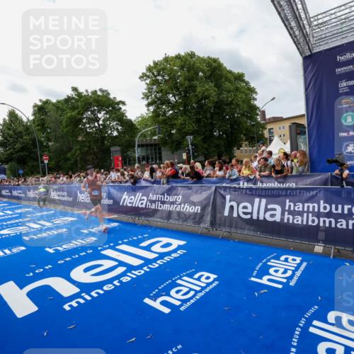 29.06.2025 - hella hamburg halbmarathon Zöllner http://msf.ph/oto/8420895 29.06.2025 10:31:32 Ziel 5660, 12681, 19118 meine-sportfotos.de