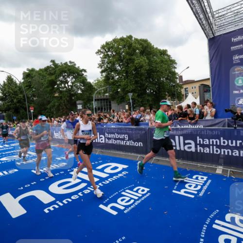 29.06.2025 - hella hamburg halbmarathon Zöllner http://msf.ph/oto/8420896 29.06.2025 10:53:26 Ziel 1683, 1727, 2074, 2354, 4065, 6198, 6629, 6942, 7312, 8651, 11844, 12490, 13997, 15681, 15838, 18134, 18901 meine-sportfotos.de