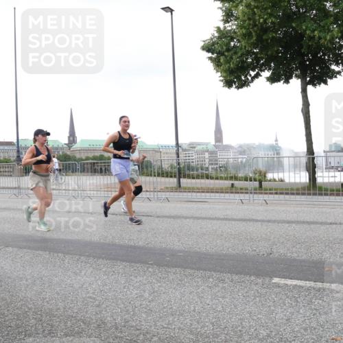 29.06.2025 - hella hamburg halbmarathon Lena Gebhardt http://msf.ph/oto/8420913 29.06.2025 10:52:30 Lombardsbrücke 10634, 088, 1369, 1826, 1978, 2362, 2420, 2528, 2983, 3038, 3140, 3227, 3645, 4087, 4273, 4436, 4591, 4815, 5262, 5360, 6386, 6403, 6404, 6406, 6456, 6671, 6985, 7032, 7511, 7690, 7691, 7735, 7812, 8194, 8196, 8250, 8251, 8641, 9068, 9070, 9103, 9368, 9730, 9731, 10080, 10296, 10342, 10392, 10600, 10634, 10879, 10884, 10928, 11084, 11126, 11127, 11297, 11375, 11736, 11899, 11974, 12546, 12558, 12994 meine-sportfotos.de