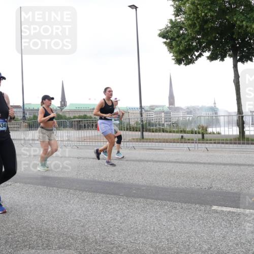29.06.2025 - hella hamburg halbmarathon Lena Gebhardt http://msf.ph/oto/8420931 29.06.2025 10:52:30 Lombardsbrücke 10634, 1369, 1826, 1978, 2362, 2420, 2528, 2983, 3038, 3140, 3227, 3645, 4087, 4273, 4436, 4591, 4815, 5262, 5360, 6386, 6403, 6404, 6406, 6456, 6671, 6985, 7032, 7511, 7690, 7691, 7735, 7812, 8194, 8196, 8250, 8251, 8641, 9068, 9070, 9103, 9368, 9730, 9731, 10080, 10296, 10342, 10392, 10600, 10634, 10879, 10884, 10928, 11084, 11126, 11127, 11297, 11375, 11736, 11899, 11974, 12546, 12558, 12994 meine-sportfotos.de