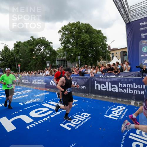 29.06.2025 - hella hamburg halbmarathon Zöllner http://msf.ph/oto/8420935 29.06.2025 10:53:27 Ziel 1683, 1727, 2354, 4065, 6198, 6629, 6942, 8651, 11844, 12490, 13912, 13997, 15681, 15838, 18134, 18901 meine-sportfotos.de