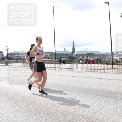 29.06.2025 - hella hamburg halbmarathon Lena Gebhardt http://msf.ph/oto/8420951 29.06.2025 10:27:40 Lombardsbrücke 3389, 62, 1148, 2080, 2775, 3389, 4372, 5177, 5285, 5825, 6214, 6259, 7764, 7944, 7978, 8085, 9567, 9688, 10158, 10412, 10413, 11256, 11766, 12500, 12823, 13043, 13860, 14206, 15607, 15641, 16569, 16804, 16838, 17427, 17791, 18012, 18097, 18301, 18626, 18766 meine-sportfotos.de