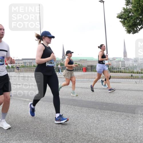 29.06.2025 - hella hamburg halbmarathon Lena Gebhardt http://msf.ph/oto/8420958 29.06.2025 10:52:30 Lombardsbrücke 1129, 3645, 0634, 110, 1369, 1826, 1978, 2362, 2420, 2528, 2983, 3038, 3140, 3227, 3645, 4087, 4273, 4436, 4591, 4815, 5262, 5360, 6386, 6403, 6404, 6406, 6456, 6671, 6985, 7032, 7511, 7690, 7691, 7735, 7812, 8194, 8196, 8250, 8251, 8641, 9068, 9070, 9103, 9368, 9730, 9731, 10080, 10296, 10342, 10392, 10600, 10634, 10879, 10884, 10928, 11084, 11126, 11127, 11297, 11375, 11736, 11899, 11974, 12546, 12558, 12994 meine-sportfotos.de