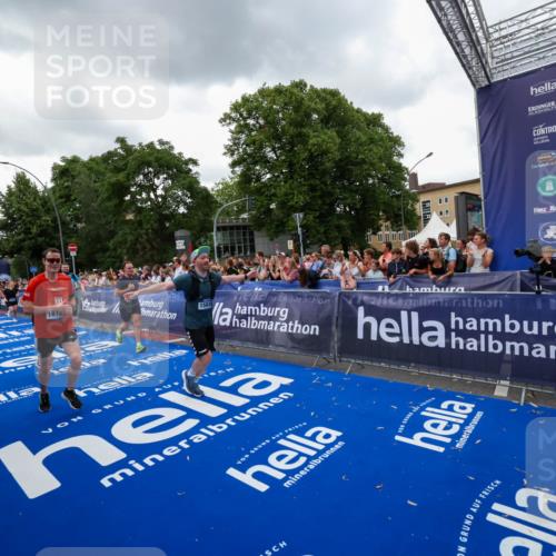 29.06.2025 - hella hamburg halbmarathon Zöllner http://msf.ph/oto/8420965 29.06.2025 10:53:29 Ziel 1727, 2354, 5866, 6198, 6629, 6942, 8651, 11068, 12490, 12909, 13912, 13997, 15838, 17710, 18134 meine-sportfotos.de
