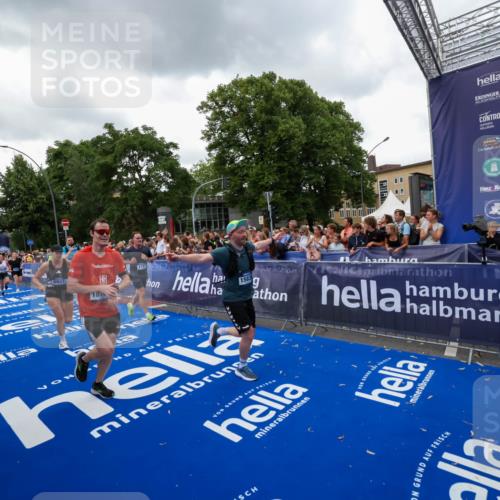 29.06.2025 - hella hamburg halbmarathon Zöllner http://msf.ph/oto/8420980 29.06.2025 10:53:29 Ziel 1727, 2354, 5866, 6198, 6629, 6942, 8651, 11068, 12490, 12909, 13912, 13997, 15838, 17710, 18134 meine-sportfotos.de