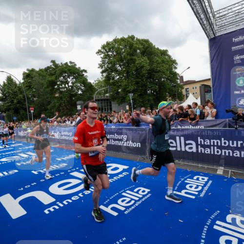 29.06.2025 - hella hamburg halbmarathon Zöllner http://msf.ph/oto/8420992 29.06.2025 10:53:30 Ziel 1061, 1499, 1727, 2070, 5866, 6198, 6629, 6942, 8651, 11068, 12909, 13912, 13997, 15838, 17710, 18134 meine-sportfotos.de