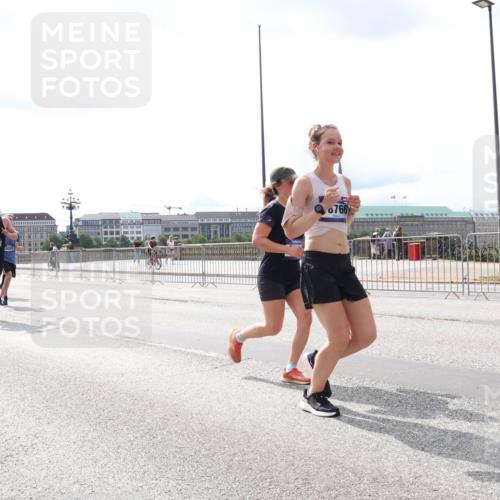 29.06.2025 - hella hamburg halbmarathon Lena Gebhardt http://msf.ph/oto/8421004 29.06.2025 10:27:41 Lombardsbrücke 4372, 3389, 0766, 1148, 2080, 2775, 3389, 4372, 5177, 5285, 5825, 6214, 6259, 7497, 7764, 7944, 7978, 8085, 9567, 9688, 10158, 10412, 10413, 11256, 11766, 12500, 12823, 13043, 13860, 14206, 15607, 15641, 16569, 16804, 16838, 17427, 17791, 18012, 18097, 18301, 18626, 18766 meine-sportfotos.de