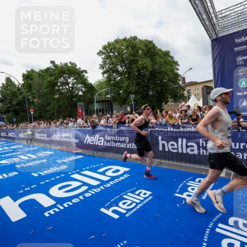 29.06.2025 - hella hamburg halbmarathon Zöllner http://msf.ph/oto/8421021 29.06.2025 10:31:41 Ziel 5660, 7793, 12681, 13606, 13617, 15835, 18102 meine-sportfotos.de