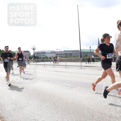 29.06.2025 - hella hamburg halbmarathon Lena Gebhardt http://msf.ph/oto/8421026 29.06.2025 10:27:41 Lombardsbrücke 4372, 3389, 62147, 1148, 2080, 2775, 3389, 4372, 5177, 5285, 5825, 6214, 6259, 7497, 7764, 7944, 7978, 8085, 9567, 9688, 10158, 10412, 10413, 11256, 11766, 12500, 12823, 13043, 13860, 14206, 15607, 15641, 16569, 16804, 16838, 17427, 17791, 18012, 18097, 18301, 18626, 18766 meine-sportfotos.de