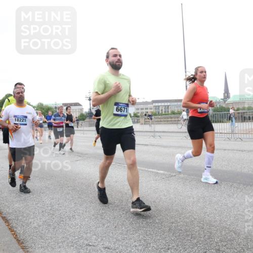 29.06.2025 - hella hamburg halbmarathon Lena Gebhardt http://msf.ph/oto/8421029 29.06.2025 10:52:31 Lombardsbrücke 7812, 18221, 18119, 6671, 1369, 1826, 1978, 2362, 2420, 2528, 2983, 3140, 3227, 3645, 4087, 4273, 4436, 4591, 4815, 5262, 5360, 6386, 6403, 6404, 6406, 6456, 6671, 6985, 7032, 7511, 7690, 7691, 7735, 7812, 8194, 8196, 8250, 8251, 8641, 9068, 9070, 9103, 9368, 9731, 10080, 10296, 10342, 10392, 10600, 10634, 10879, 10884, 10928, 11084, 11126, 11127, 11297, 11375, 11736, 11899, 11974, 12546, 12558, 12994, 14009 meine-sportfotos.de