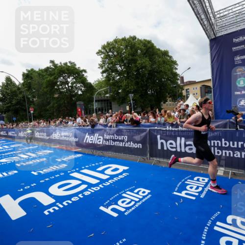 29.06.2025 - hella hamburg halbmarathon Zöllner http://msf.ph/oto/8421033 29.06.2025 10:31:41 Ziel 5660, 7793, 12681, 13606, 13617, 15835, 18102 meine-sportfotos.de