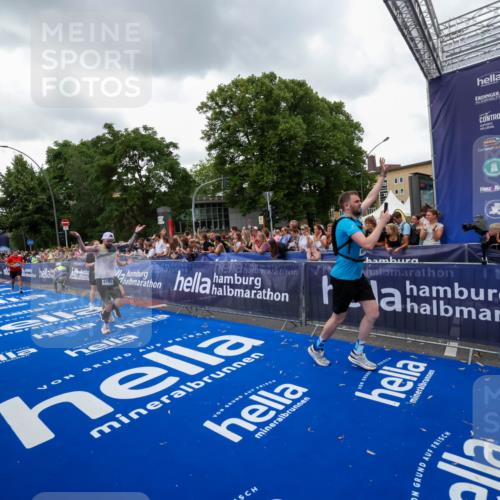 29.06.2025 - hella hamburg halbmarathon Zöllner http://msf.ph/oto/8421036 29.06.2025 10:53:31 Ziel 1061, 1499, 1727, 2070, 5866, 6198, 6629, 6942, 8651, 11068, 12909, 13912, 13997, 15497, 17710, 18450 meine-sportfotos.de