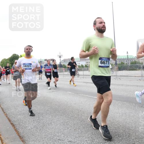 29.06.2025 - hella hamburg halbmarathon Lena Gebhardt http://msf.ph/oto/8421043 29.06.2025 10:52:32 Lombardsbrücke 7812, 9368, 18221, 18115, 1129, 6671, 7735, 1369, 1826, 1978, 2362, 2420, 2528, 2983, 3140, 3227, 3645, 4087, 4273, 4436, 4591, 4815, 5262, 5360, 6386, 6403, 6404, 6406, 6456, 6671, 6985, 7032, 7511, 7690, 7691, 7735, 7812, 8194, 8196, 8250, 8251, 8641, 9068, 9070, 9103, 9368, 9731, 10080, 10296, 10342, 10392, 10600, 10634, 10879, 10884, 10928, 11084, 11126, 11127, 11297, 11736, 11899, 11974, 12546, 12558, 12994, 14009 meine-sportfotos.de