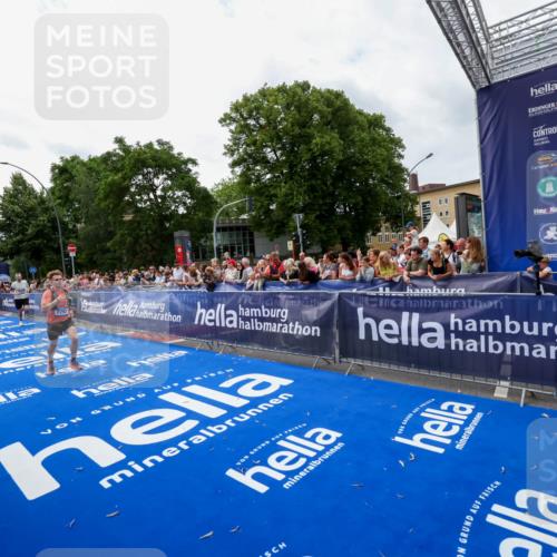 29.06.2025 - hella hamburg halbmarathon Zöllner http://msf.ph/oto/8421056 29.06.2025 10:31:42 Ziel 7793, 13606, 13617, 15835, 18102 meine-sportfotos.de