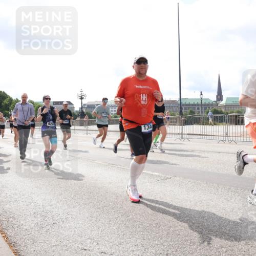 29.06.2025 - hella hamburg halbmarathon Lena Gebhardt http://msf.ph/oto/8421057 29.06.2025 10:18:29 Lombardsbrücke 8807, 922, 130, 133, 1234, 1268, 1325, 1521, 1554, 1820, 1982, 2087, 2147, 2335, 2634, 2703, 2821, 2931, 3125, 3202, 3321, 3482, 3529, 3591, 3592, 3977, 4123, 4383, 4710, 4738, 4802, 4804, 5049, 5834, 5909, 5910, 6270, 6332, 6533, 7121, 7160, 7214, 7454, 7838, 7882, 7883, 8067, 8248, 8341, 8665, 9222, 9276, 9505, 9539, 9586, 9658, 9748, 9834, 9844, 10172, 10502, 10659, 10687, 10908, 12498, 12541, 12548, 12552, 12703, 13341 meine-sportfotos.de