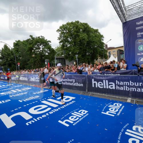 29.06.2025 - hella hamburg halbmarathon Zöllner http://msf.ph/oto/8421064 29.06.2025 10:53:32 Ziel 1061, 1098, 1499, 2070, 5866, 6198, 6629, 6942, 11068, 12909, 13912, 13997, 15113, 15497, 17710, 18450, 18612 meine-sportfotos.de