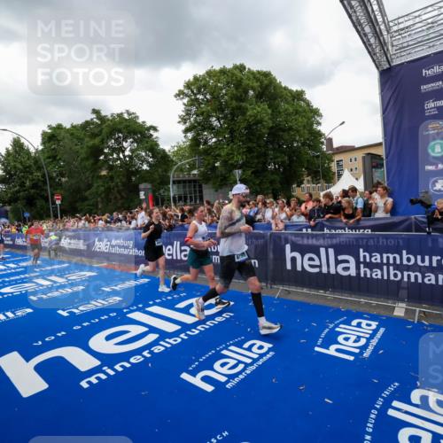 29.06.2025 - hella hamburg halbmarathon Zöllner http://msf.ph/oto/8421072 29.06.2025 10:53:32 Ziel 1061, 1098, 1499, 2070, 5866, 6198, 6629, 6942, 11068, 12909, 13912, 13997, 15113, 15497, 17710, 18450, 18612 meine-sportfotos.de