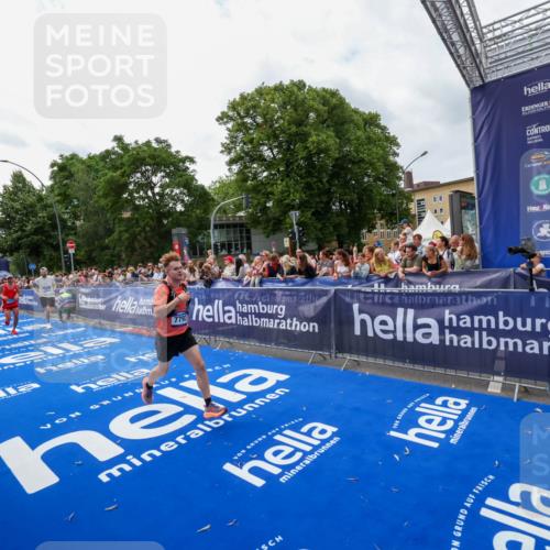 29.06.2025 - hella hamburg halbmarathon Zöllner http://msf.ph/oto/8421078 29.06.2025 10:31:43 Ziel 7793, 13606, 13617, 15835, 18102 meine-sportfotos.de