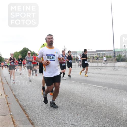 29.06.2025 - hella hamburg halbmarathon Lena Gebhardt http://msf.ph/oto/8421081 29.06.2025 10:52:32 Lombardsbrücke 7812, 9368, 18221, 1520, 18115, 1369, 1826, 1978, 2362, 2420, 2528, 2983, 3140, 3227, 3645, 4087, 4273, 4436, 4591, 4815, 5262, 5360, 6386, 6403, 6404, 6406, 6456, 6671, 6985, 7032, 7511, 7690, 7691, 7735, 7812, 8194, 8196, 8250, 8251, 8641, 9068, 9070, 9103, 9368, 9731, 10080, 10296, 10342, 10392, 10600, 10634, 10879, 10884, 10928, 11084, 11126, 11127, 11297, 11736, 11899, 11974, 12546, 12558, 12994, 14009 meine-sportfotos.de