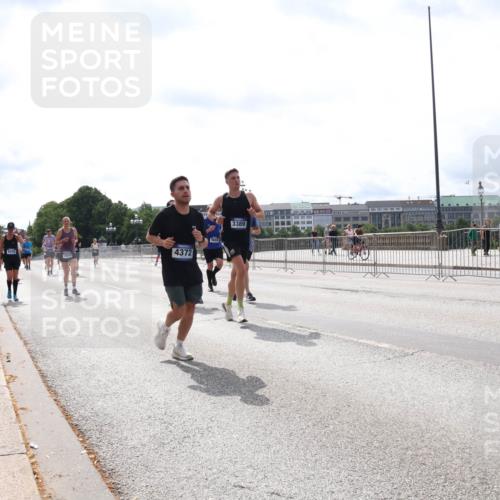 29.06.2025 - hella hamburg halbmarathon Lena Gebhardt http://msf.ph/oto/8421083 29.06.2025 10:27:41 Lombardsbrücke 4372, 3389, 1148, 2080, 2775, 3389, 4372, 5177, 5285, 5825, 6214, 6259, 7497, 7764, 7944, 7978, 8085, 9567, 9688, 10158, 10412, 10413, 11256, 11766, 12500, 12823, 13043, 13860, 14206, 15607, 15641, 16569, 16804, 16838, 17427, 17791, 18012, 18097, 18301, 18626, 18766 meine-sportfotos.de