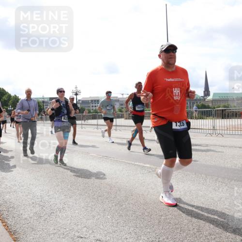 29.06.2025 - hella hamburg halbmarathon Lena Gebhardt http://msf.ph/oto/8421092 29.06.2025 10:18:29 Lombardsbrücke 1880, 92, 13933, 16828, 13, 5, 1234, 1268, 1325, 1521, 1554, 1820, 1982, 2087, 2147, 2335, 2634, 2703, 2821, 2931, 3125, 3202, 3321, 3482, 3529, 3591, 3592, 3977, 4123, 4383, 4710, 4738, 4802, 4804, 5049, 5834, 5909, 5910, 6270, 6332, 6533, 7121, 7160, 7214, 7454, 7838, 7882, 7883, 8067, 8248, 8341, 8665, 9222, 9276, 9505, 9539, 9586, 9658, 9748, 9834, 9844, 10172, 10502, 10659, 10687, 10908, 12498, 12541, 12548, 12552, 12703, 13341 meine-sportfotos.de
