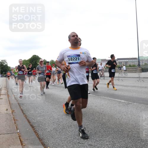 29.06.2025 - hella hamburg halbmarathon Lena Gebhardt http://msf.ph/oto/8421098 29.06.2025 10:52:32 Lombardsbrücke 7812, 9368, 18221, 115, 1129, 1369, 1826, 1978, 2362, 2420, 2528, 2983, 3140, 3227, 3645, 4087, 4273, 4436, 4591, 4815, 5262, 5360, 6386, 6403, 6404, 6406, 6456, 6671, 6985, 7032, 7511, 7690, 7691, 7735, 7812, 8194, 8196, 8250, 8251, 8641, 9068, 9070, 9103, 9368, 9731, 10080, 10296, 10342, 10392, 10600, 10634, 10879, 10884, 10928, 11084, 11126, 11127, 11297, 11736, 11899, 11974, 12546, 12558, 12994, 14009 meine-sportfotos.de