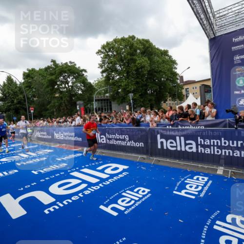 29.06.2025 - hella hamburg halbmarathon Zöllner http://msf.ph/oto/8421107 29.06.2025 10:53:34 Ziel 1030, 1061, 1098, 1499, 1783, 2070, 3399, 5866, 6628, 6629, 11068, 12909, 13912, 15113, 15497, 17710, 18450, 18612 meine-sportfotos.de