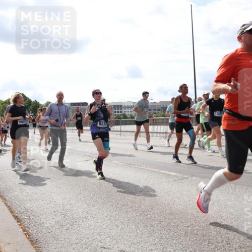 29.06.2025 - hella hamburg halbmarathon Lena Gebhardt http://msf.ph/oto/8421110 29.06.2025 10:18:29 Lombardsbrücke 9222, 13, 1234, 1268, 1325, 1521, 1554, 1820, 1982, 2087, 2147, 2335, 2634, 2703, 2821, 2931, 3125, 3202, 3321, 3482, 3529, 3591, 3592, 3977, 4123, 4383, 4710, 4738, 4802, 4804, 5049, 5834, 5909, 5910, 6270, 6332, 6533, 7121, 7160, 7214, 7454, 7838, 7882, 7883, 8067, 8248, 8341, 8665, 9222, 9276, 9505, 9539, 9586, 9658, 9748, 9834, 9844, 10172, 10502, 10659, 10687, 10908, 12498, 12541, 12548, 12552, 12703, 13341 meine-sportfotos.de