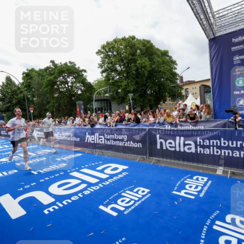 29.06.2025 - hella hamburg halbmarathon Zöllner http://msf.ph/oto/8421115 29.06.2025 10:31:44 Ziel 7793, 13606, 13617, 15835, 18102 meine-sportfotos.de