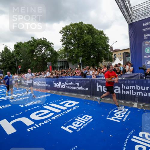 29.06.2025 - hella hamburg halbmarathon Zöllner http://msf.ph/oto/8421119 29.06.2025 10:53:35 Ziel 1030, 1061, 1098, 1499, 1783, 2070, 3399, 5866, 6628, 11068, 12909, 13912, 15113, 15497, 15856, 17710, 18450, 18612 meine-sportfotos.de