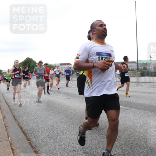 29.06.2025 - hella hamburg halbmarathon Lena Gebhardt http://msf.ph/oto/8421130 29.06.2025 10:52:33 Lombardsbrücke 7812, 13207, 9368, 1827, 1369, 1826, 2146, 2362, 2420, 2528, 2983, 3140, 3227, 3645, 4087, 4273, 4436, 4591, 4815, 5262, 5360, 6386, 6403, 6404, 6406, 6456, 6671, 6985, 7032, 7511, 7690, 7691, 7735, 7812, 8194, 8196, 8641, 9068, 9070, 9103, 9368, 9731, 10080, 10296, 10342, 10392, 10600, 10634, 10879, 10884, 10928, 10981, 11084, 11126, 11127, 11297, 11736, 11899, 11974, 12546, 12558, 12994, 14009 meine-sportfotos.de