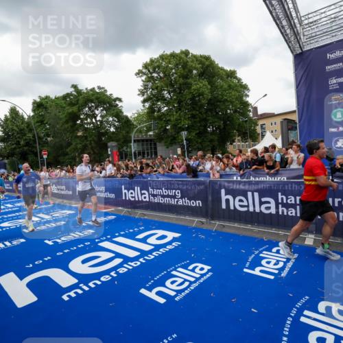 29.06.2025 - hella hamburg halbmarathon Zöllner http://msf.ph/oto/8421134 29.06.2025 10:53:35 Ziel 1030, 1061, 1098, 1499, 1783, 2070, 3399, 5866, 6628, 11068, 12909, 13912, 15113, 15497, 15856, 17710, 18450, 18612 meine-sportfotos.de