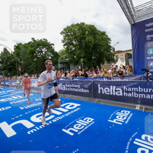 29.06.2025 - hella hamburg halbmarathon Zöllner http://msf.ph/oto/8421142 29.06.2025 10:31:44 Ziel 7793, 13606, 13617, 15835, 18102 meine-sportfotos.de