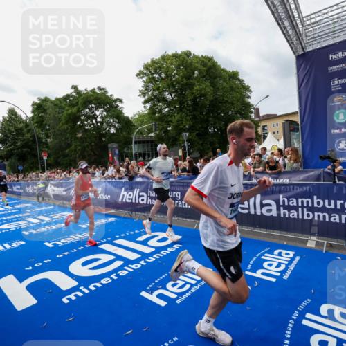 29.06.2025 - hella hamburg halbmarathon Zöllner http://msf.ph/oto/8421154 29.06.2025 10:31:45 Ziel 5187, 13606, 13617, 15835, 18102 meine-sportfotos.de