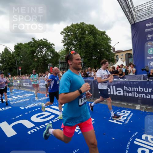 29.06.2025 - hella hamburg halbmarathon Zöllner http://msf.ph/oto/8421165 29.06.2025 10:53:36 Ziel 1030, 1061, 1098, 1499, 1502, 1783, 2070, 3399, 5866, 6628, 6762, 10549, 11068, 12909, 13912, 15113, 15497, 15856, 17710, 18450, 18612, 18666 meine-sportfotos.de