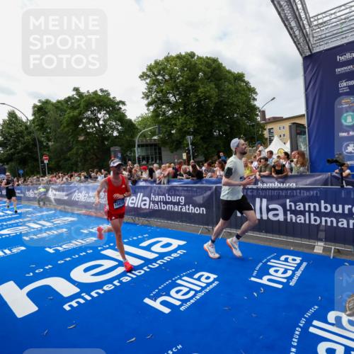 29.06.2025 - hella hamburg halbmarathon Zöllner http://msf.ph/oto/8421167 29.06.2025 10:31:45 Ziel 5187, 13606, 13617, 15835, 18102 meine-sportfotos.de