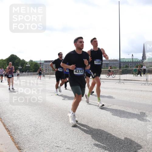 29.06.2025 - hella hamburg halbmarathon Lena Gebhardt http://msf.ph/oto/8421173 29.06.2025 10:27:42 Lombardsbrücke 18012, 7978, 4372, 3389, 1148, 2080, 2775, 3389, 4372, 5177, 5285, 5825, 5847, 6214, 7497, 7764, 7944, 7978, 8085, 9567, 9688, 10158, 10412, 10413, 11256, 11739, 11766, 12500, 12823, 13043, 13860, 14206, 15607, 15641, 16569, 16804, 16838, 17427, 17791, 18012, 18097, 18301, 18626, 18766 meine-sportfotos.de