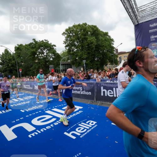 29.06.2025 - hella hamburg halbmarathon Zöllner http://msf.ph/oto/8421178 29.06.2025 10:53:37 Ziel 1030, 1061, 1098, 1499, 1502, 1783, 2070, 2630, 3399, 3819, 5866, 6628, 6762, 10549, 11068, 12632, 12909, 15113, 15497, 15856, 17710, 18450, 18612, 18666, 18715 meine-sportfotos.de
