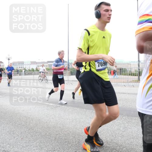 29.06.2025 - hella hamburg halbmarathon Lena Gebhardt http://msf.ph/oto/8421182 29.06.2025 10:52:33 Lombardsbrücke 9368, 11974, 18115, 7690, 1369, 1826, 2146, 2362, 2420, 2528, 2983, 3140, 3227, 3645, 4087, 4273, 4436, 4591, 4815, 5262, 5360, 6386, 6403, 6404, 6406, 6456, 6671, 6985, 7032, 7511, 7690, 7691, 7735, 7812, 8194, 8196, 8641, 9068, 9070, 9103, 9368, 9731, 10080, 10296, 10342, 10392, 10600, 10634, 10879, 10884, 10928, 10981, 11084, 11126, 11127, 11297, 11736, 11899, 11974, 12546, 12558, 12994, 14009 meine-sportfotos.de